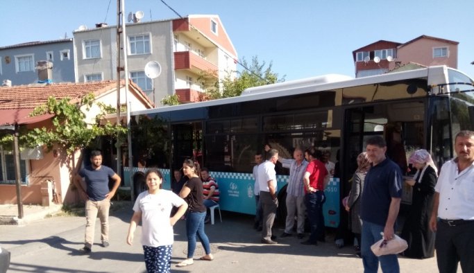 Halk otobüsü eve girdi