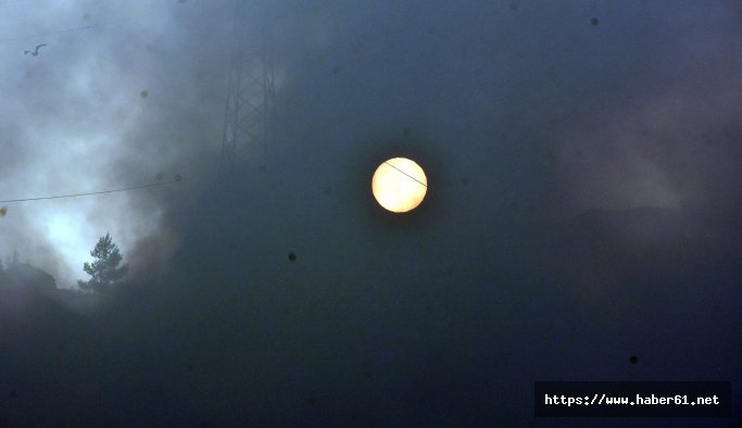 Çöplük yangını gökyüzünü siyaha boyadı