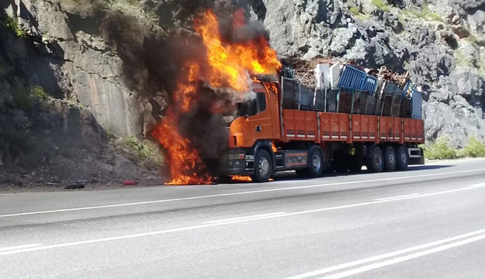 Trabzon yolunda hurda yüklü tır yandı