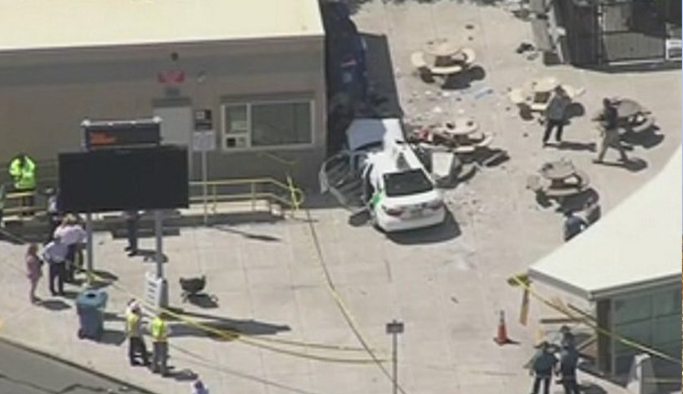 ABD'de taksi yayalara çarptı: 10 yaralı