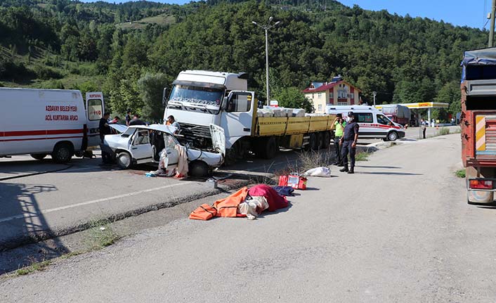 Tır ile otomobil çarpıştı: 3 ölü