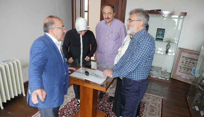 Trabzon'da tarihi Belediye binasını gezdiler