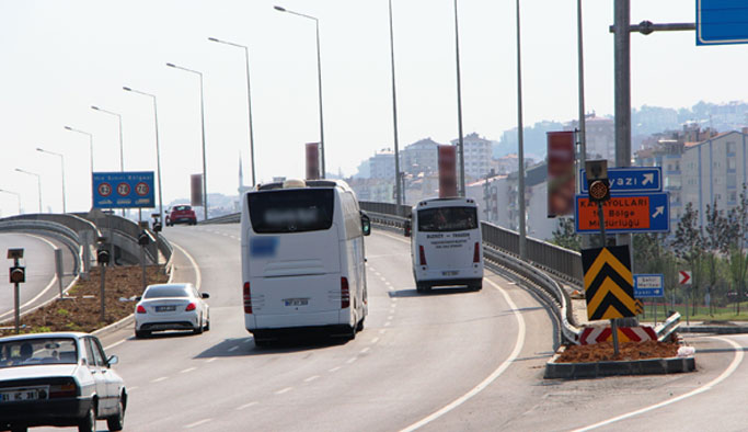 Trabzon'da sahil yolundaki reklamlar tehdit ediyor