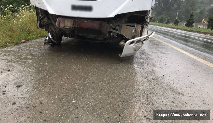 Trabzon'da belediye otobüsü otomobille çarpıştı: 3 yaralı