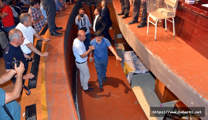 MHP il kongresinde oylar sayılırken sahne çöktü