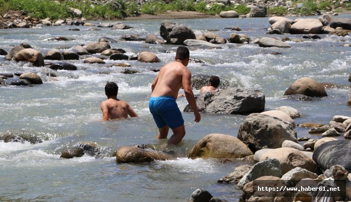 Rize’de Sıcak Hava Bunalttı: Vatandaşlar Çareyi Derelerde Arıyor