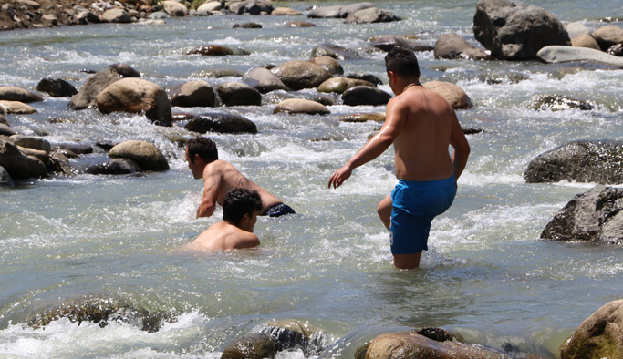 Rize'de Sıcak Hava Bunalttı: Çay İşçisi ve Kent Sakinleri Dereye Akın Etti
