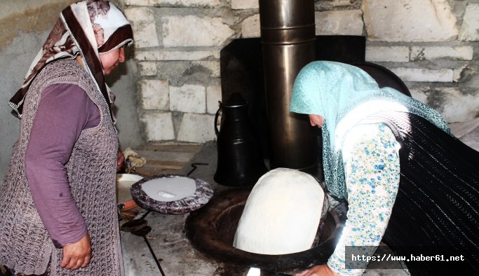 Bayburt'ta mahalleli ekmeğini tandırdan çıkarıyor