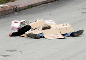 Eşini sokak ortasında öldürdü