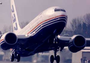 Uçağın kapısını açmaya çalıştı