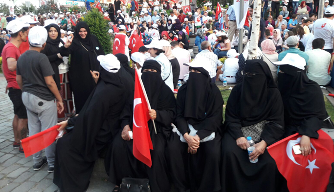 Trabzon'da demokrasi Nöbetinde dikkat çeken detay