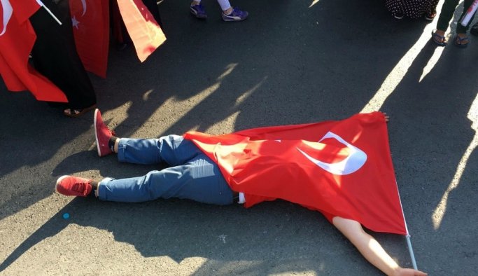 Türk bayrağıyla yere yattı