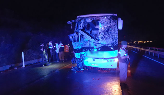 Yolcu otobüsü kamyona çarptı: 1 ölü 22 yaralı!