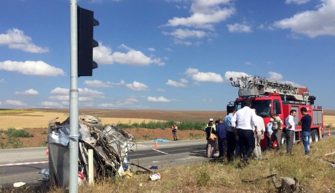 Otobüs ile otomobil çarpıştı: 3 ölü