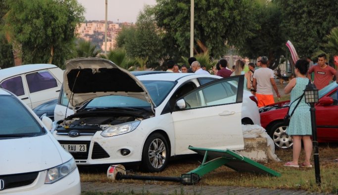 Depremde Tsunami gibi araçlar sürüklendi