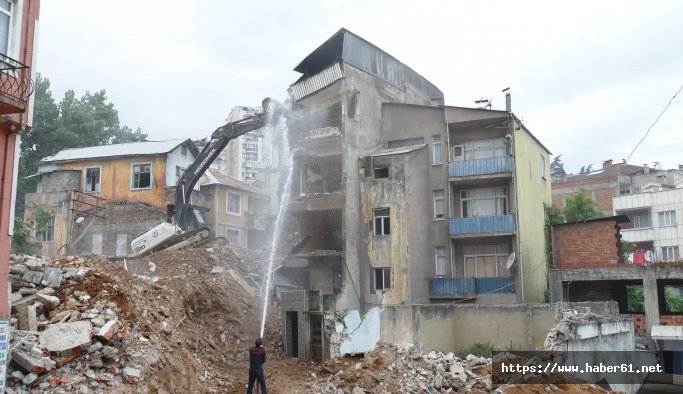 Çömlekçi'de binalar teker teker yıkılıyor