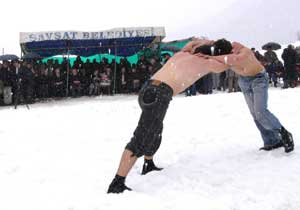 Kar üstünde güreş yaptılar