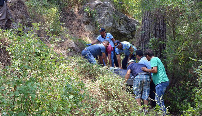 Çöp kamyonu uçuruma yuvarlandı