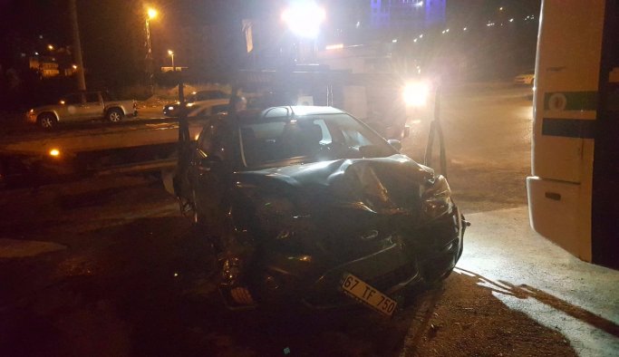 Halk otobüsü otomobille çarpıştı