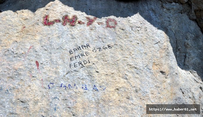 Tarihi eserlere vatandaş eliyle tahribat!