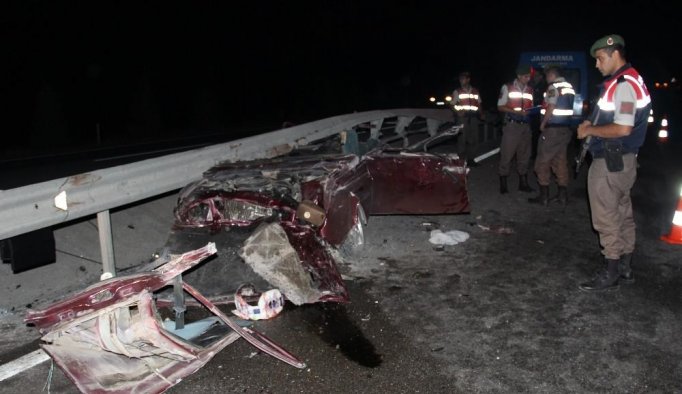 Otomobil bariyerlere çarptı: 3 ölü, 1 yaralı