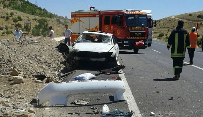 Otomobil iş makinesine çarptı: 2 ölü, 1 yaralı