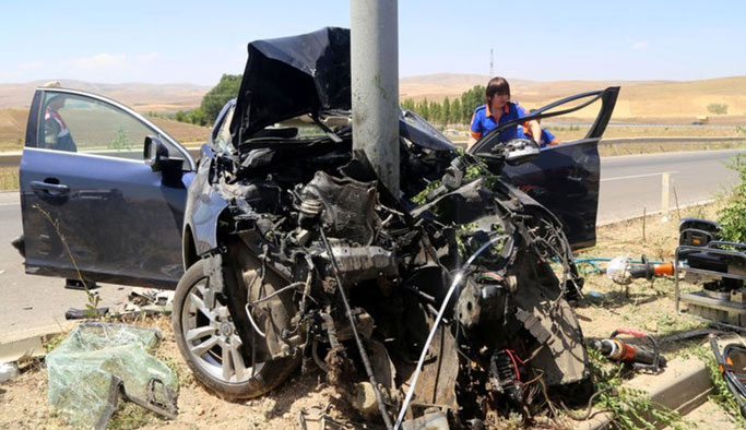 Dekan trafik kazasında hayatını kaybetti