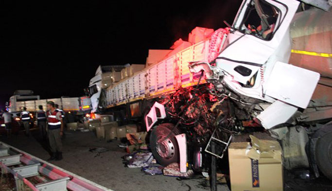 Zincirleme trafik kazası: 1 ölü, 4 yaralı