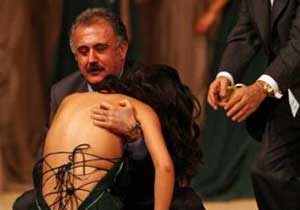 Manken podyumda bayıldı