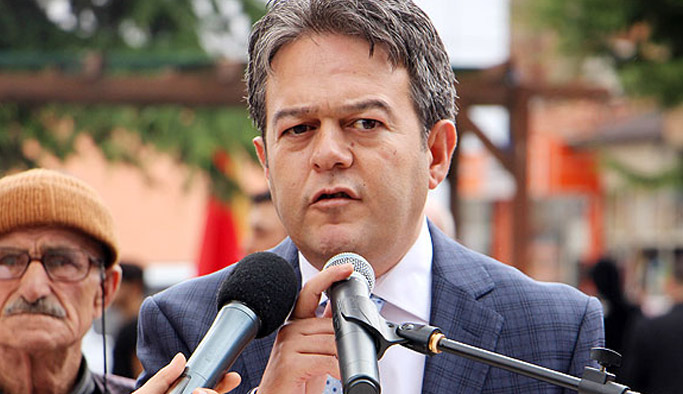 Lağım sorunu çözülmeyince belediye başkanına dışkı attı!