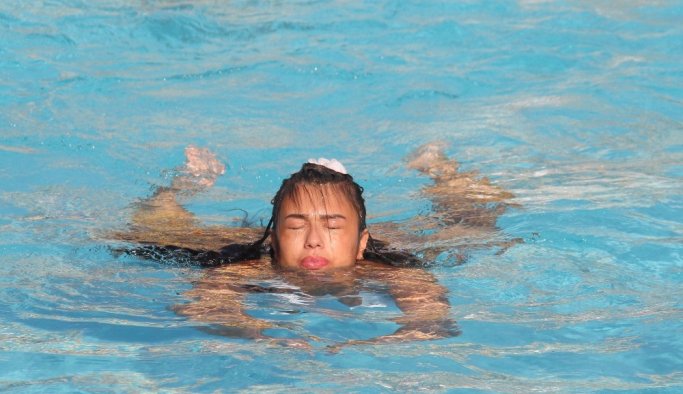 Süs havuzunda serinleyip asfaltta güneşlendiler!