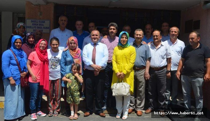 Trabzon'da okulları kapanan işitme engelli öğrencilere kaymakam desteği