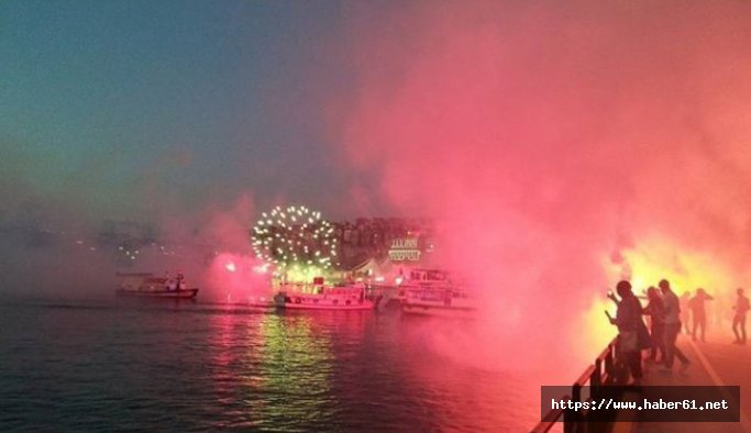 Trabzonspor taraftarlarından İstanbul'da meşale şov