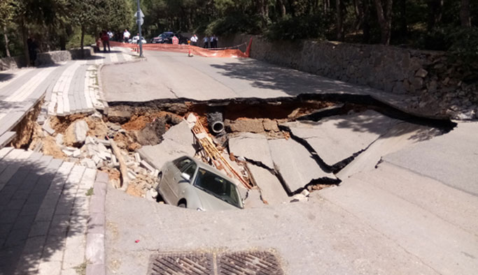 Yol otomobili yuttu!