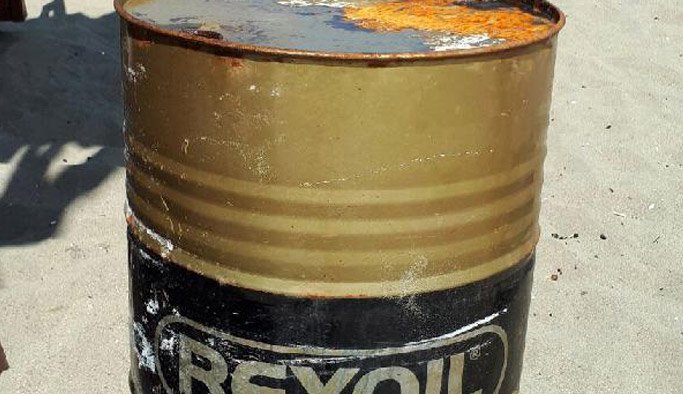 Karadeniz'de gizemli variller kıyıya vurdu