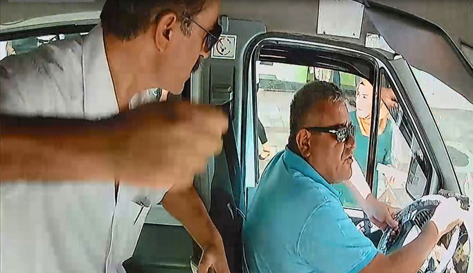 Şoföre yumruk attı, minibüs kaza yaptı