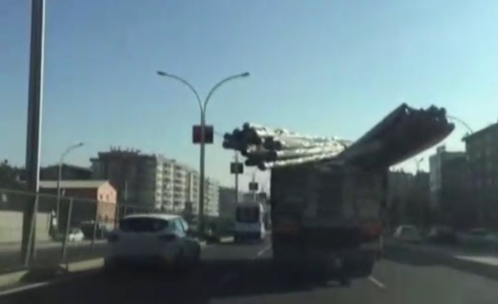 Boru yüklü kamyon dehşet saçtı!