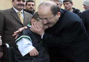 Gümrükçüoğlu halkla birleşti