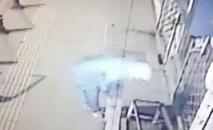 Hırsızlık anı kamerada! Dükkana giremeyince...