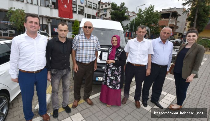18 yıllık servis sürücüsü Ayşe Beşir ayın şoförü oldu