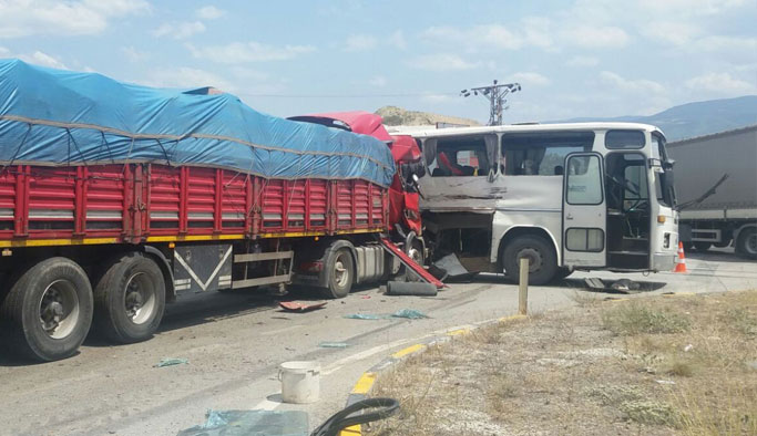 Tır ile otobüs çarpıştı: 25 yaralı