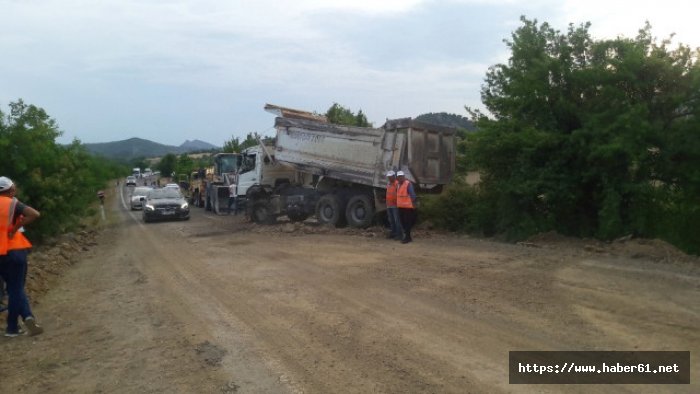 Hafriyat kamyonu devrildi: 1 yaralı