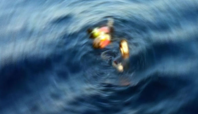 Polise yakalanmamak için 120 mülteciyi suya attılar: 50 ölü