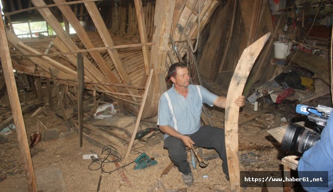 Trabzon'da 60 metrekarelik atölyesinde 42 yıldır tekne yapıyor