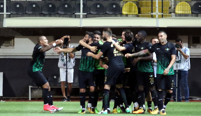 Eski Trabzonsporlu takımını kurtardı