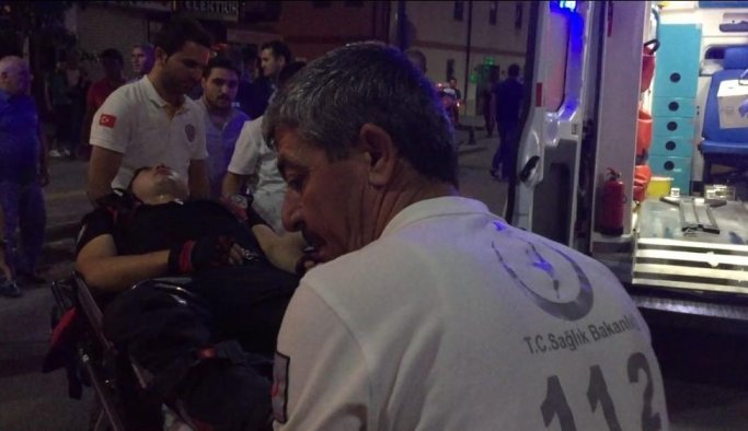 Polise kemerle saldırdı