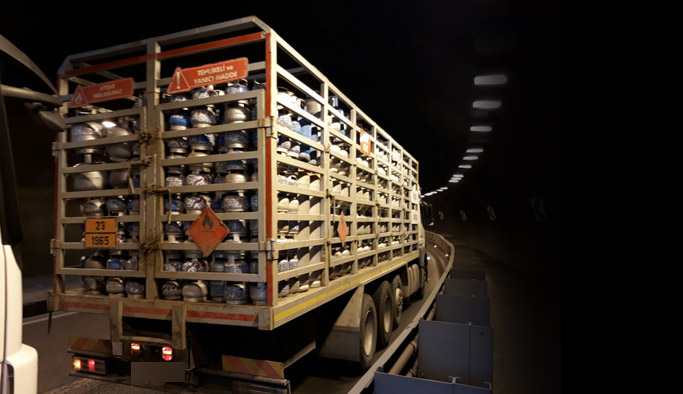 Trabzon’da tüp kamyonu trafiği kilitledi