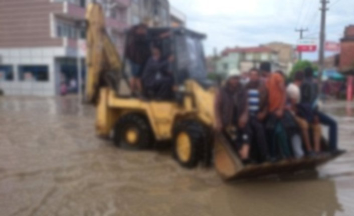 Selde mahsur kalanları buldozer kurtardı!