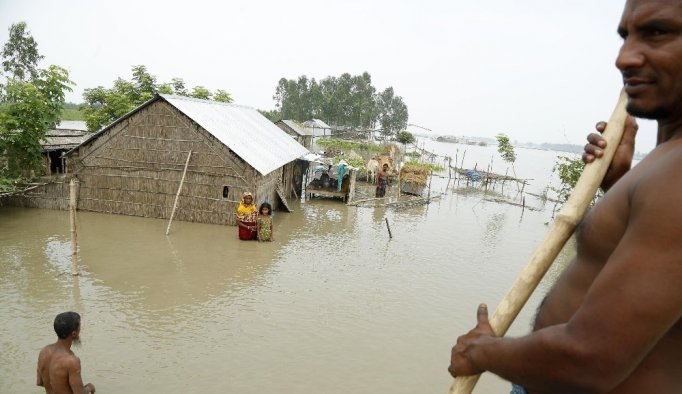 Bangladeş’teki seller 50 can aldı