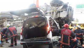 Köprüde dehşet! Beton mikseri aracın üstüne uçtu